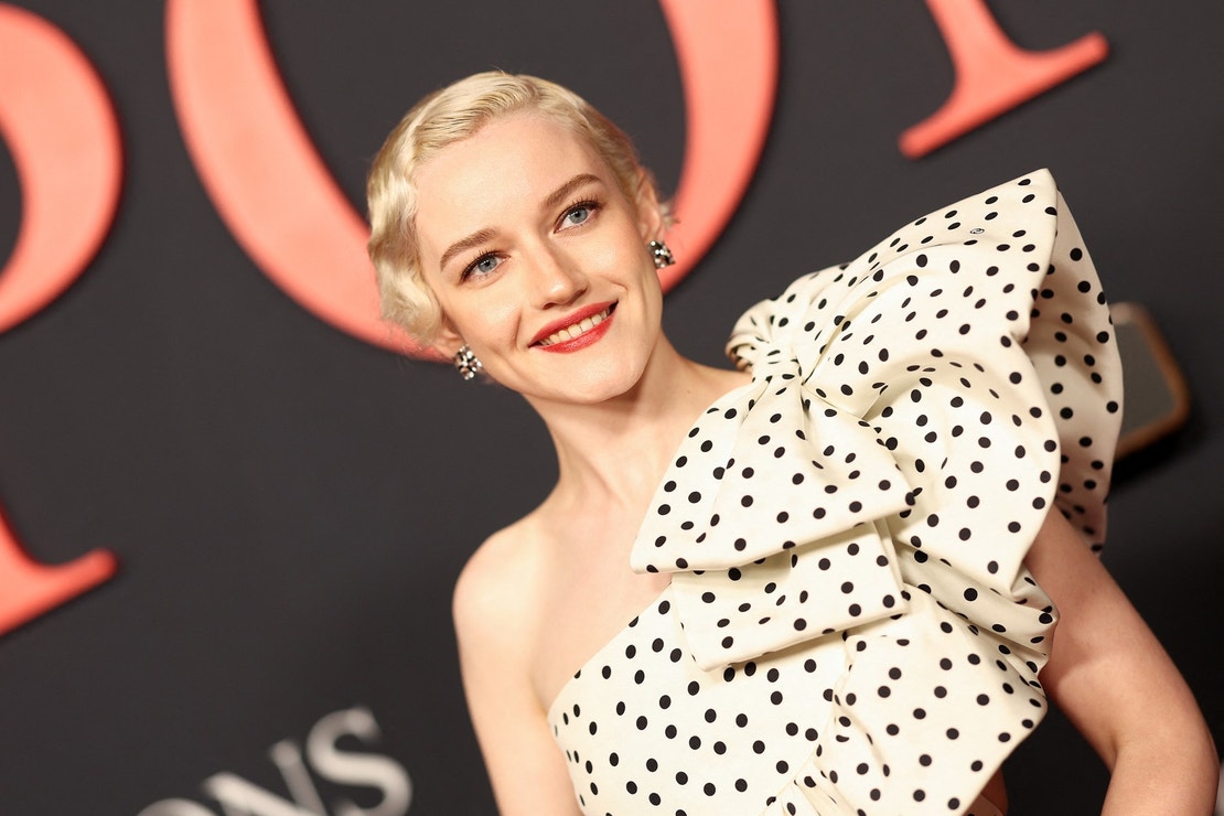 Julia Garner v centru naší pozornosti s nejžhavější červenou rtěnkou sezony