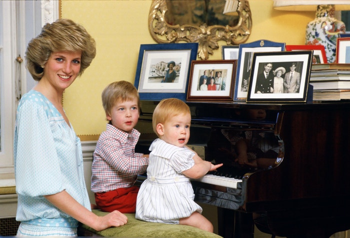 Princezna Diana se svými syny Williamem a Harrym v Kensingtonském paláci, 4. října 1985       Autor: Tim Graham Photo Library/Getty Images
