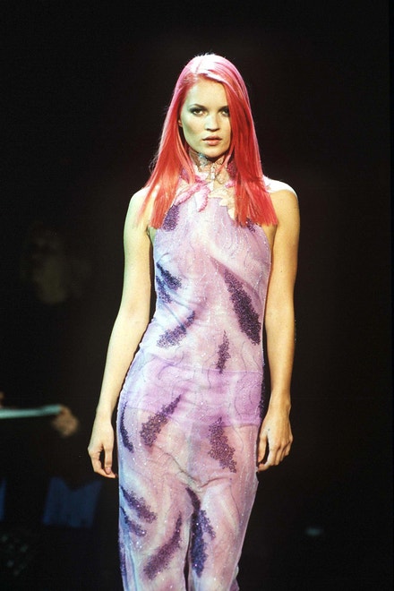 Kate Moss na přehlídce Versace v 1998 v Miláně