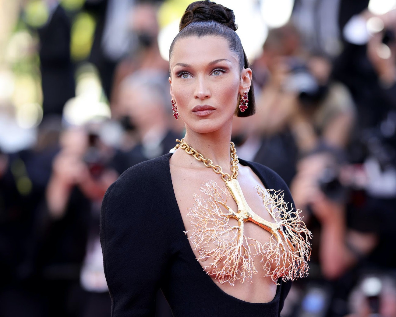 Bella Hadid v šatech Schiaparelli na filmovém festivalu v Cannes, 11. července 2021