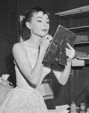 Když se make-up stane terapií. Proč nás líčení tolik uklidňuje Když se make-up stane terapií. Proč nás líčení tolik uklidňuje