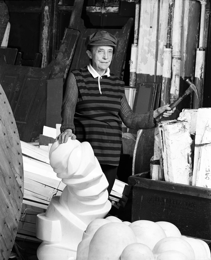 Louise Bourgeois ve svém studiu na Manhattanu, New York 1982