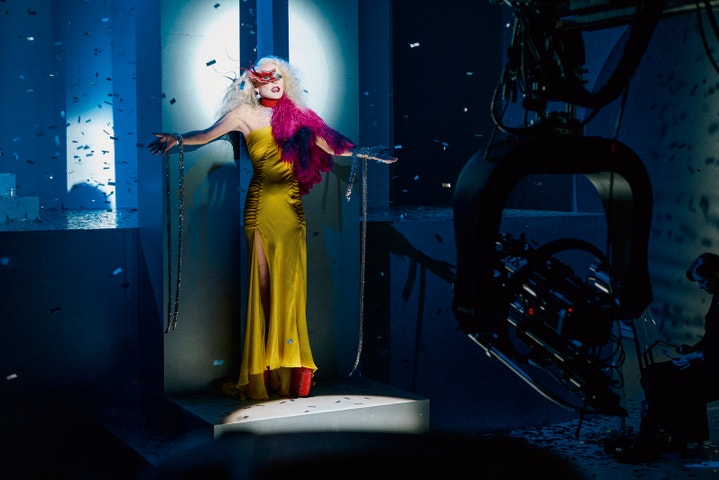 Daphne Guinness jako haute couture chameleon v novém videu Hip Neck Spine