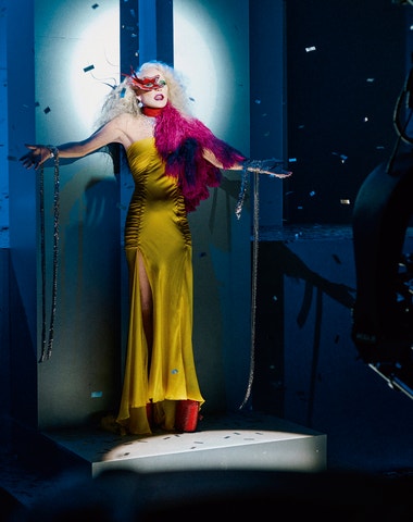 Daphne Guinness jako haute couture chameleon v novém videu Hip Neck Spine