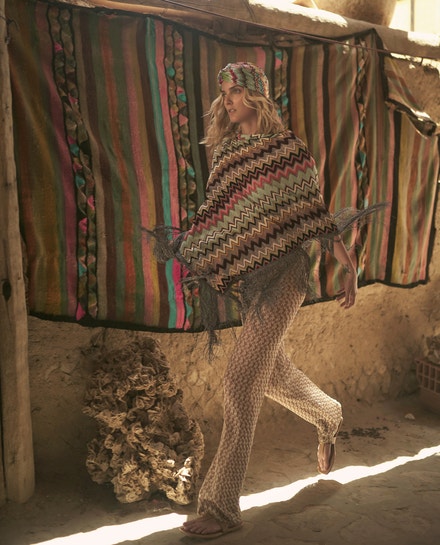 Pléd, 24 699 Kč, plážové kalhoty, 23 000 Kč, turban, 4899 Kč, vše MISSONI. Sandály, 3199 Kč, GANT. Prodává GANT. Dostupné na Vermont.cz a Vermont.sk, značka Missoni ve Vermont Store Westfield Chodov Praha.