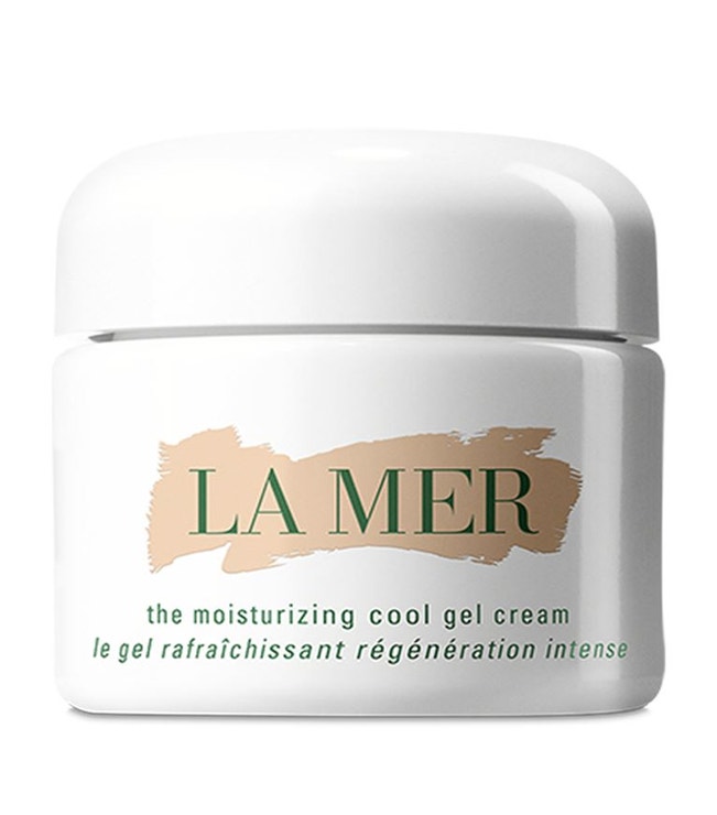 Je na vás ikonický Crème de La Mer příliš hutný? Nezoufejte a rozhodně vyzkoušejte jeho novou interpretaci v podobě luxusního chladivého gelového krému. Vyřeší všechny možné trable v jednom kroku. Pochopitelně obsahuje patentovaný komplex Miracle Broth, takže se postará o správnou výživu, zklidnění, vyhlazení a rozjasnění. Pro umocnění osvěžujícího účinku ho skladujte v ledničce.  The Moisturizing Cool Gel Cream, La Mer, prodává Douglas, 8400 Kč