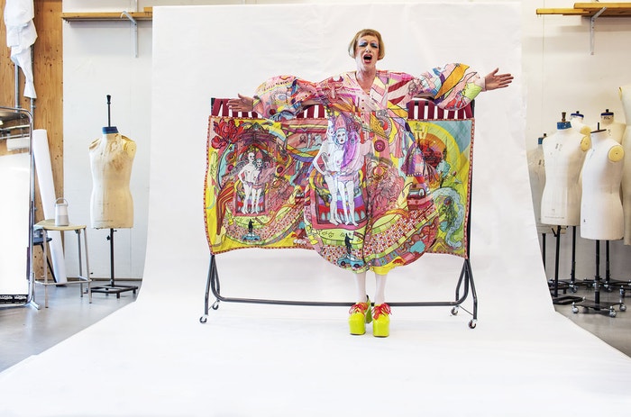 Grayson Perry v oděvu Andrey Vytlačilové