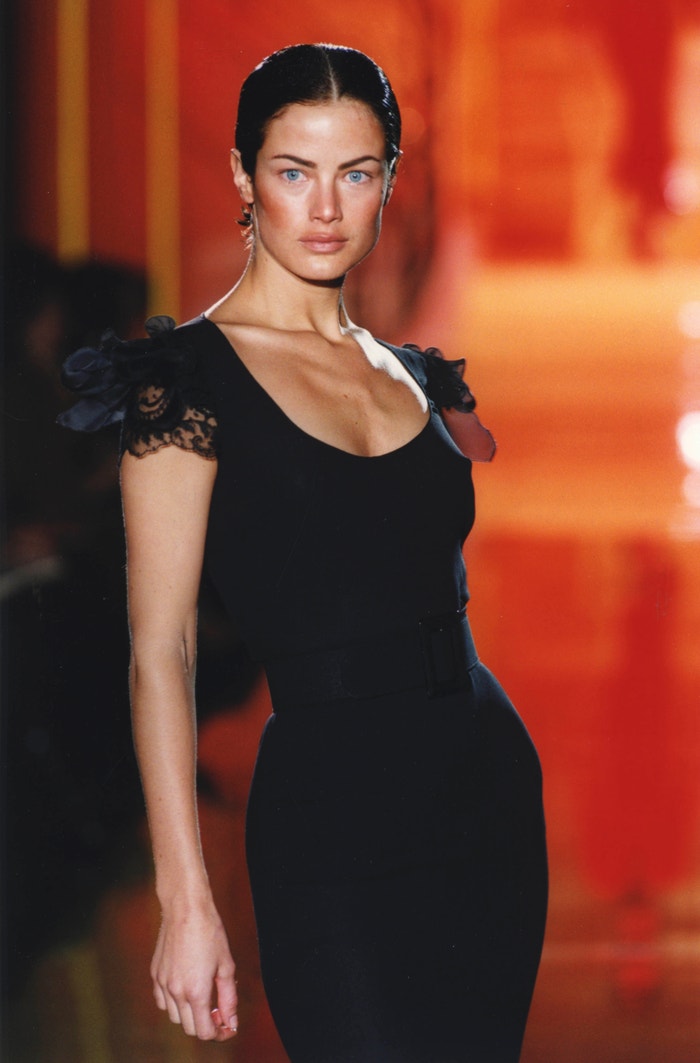 Carolyn Murphy na přehlídce Atelier Versace, leden 1997        Autor: Pool ARNAL/PICOT/Gamma-Rapho via Getty Images