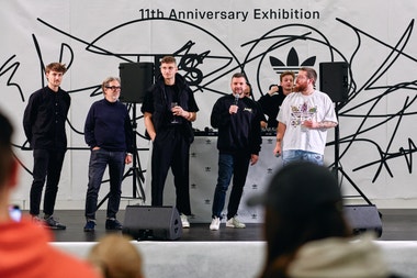 Výstava obrazů Martina Lukáče, ve které hlavní roli hraje logo
