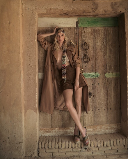 Kožený kabát, 11 199 Kč. Prodává Vermont. Semišové šortky, 8399 Kč, obojí Trussardi. Prodává Vermont. Čelenka, 8799 Kč. Bikiny, 11 000 Kč za set, obojí Missoni. Espadrilky, 1799 Kč, Camel Active. Prodává Vermont. Dostupné na Vermont.cz a Vermont.sk. Značka Missoni ve Vermont Store Westfield Chodov Praha.