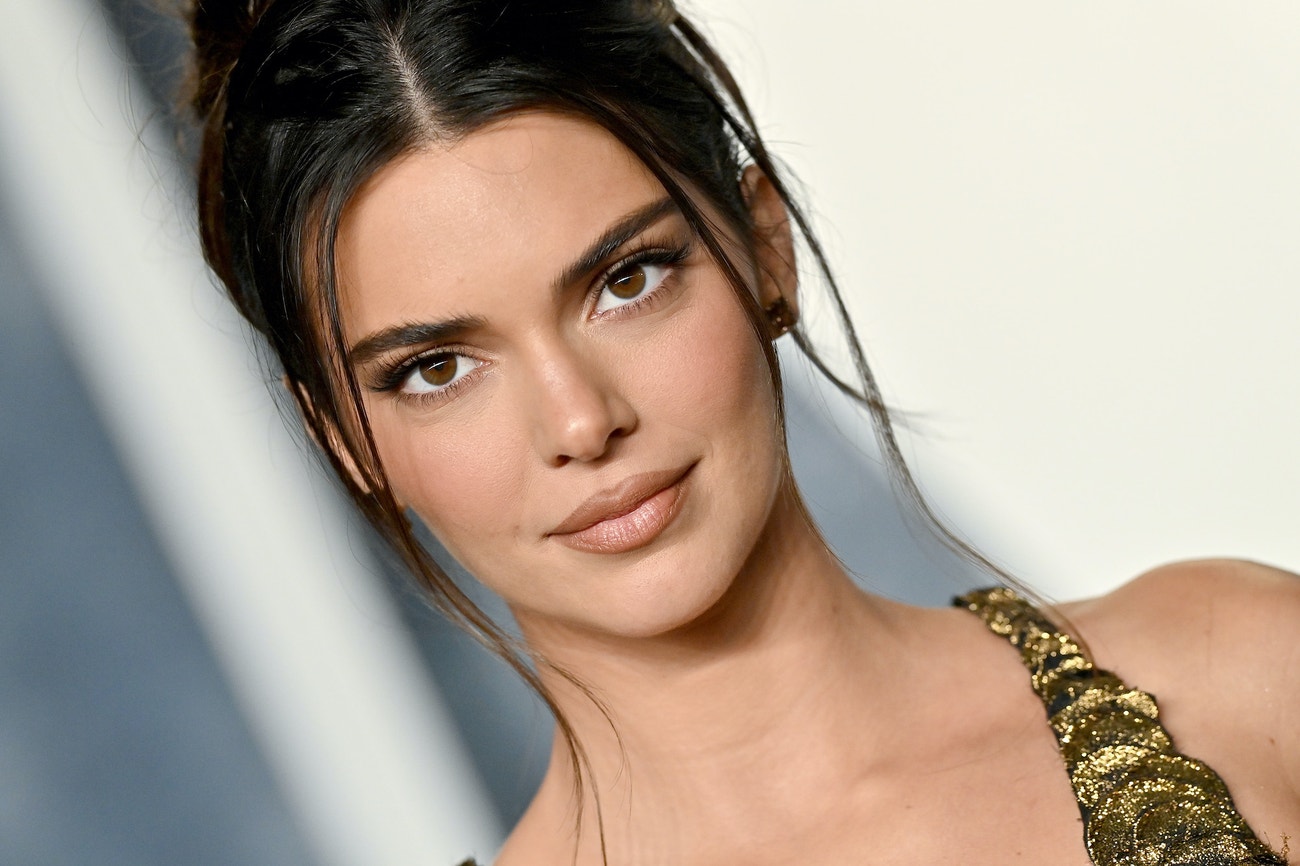 Kendall Jenner si řasy dělá sama a ukáže vám, jak to zvládnete taky ...
