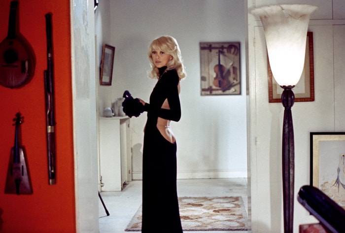 Mireille Darc ve filmu Velký blondýn s černou botou (1972).