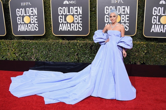 Lady Gaga na předávání Golden Globes 2019 v šatech Valentino