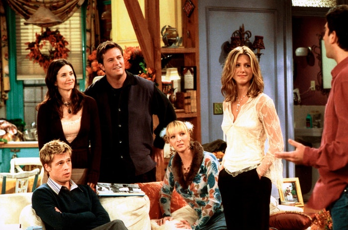 Brad Pitt, Courteney Cox, Matthew Perry, Lisa Kudrow, Jennifer Aniston a David Schwimmer na natáčení seriálu Přátelé, listopad 2001