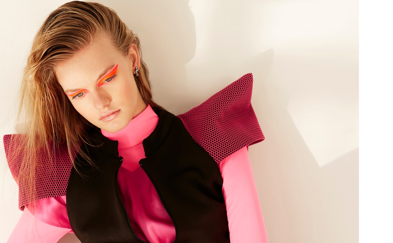 Šaty, Helmut Lang; rolák, Victoria Beckham; sako, Violeta Arellano; náušnice, Victoria De La Calva.