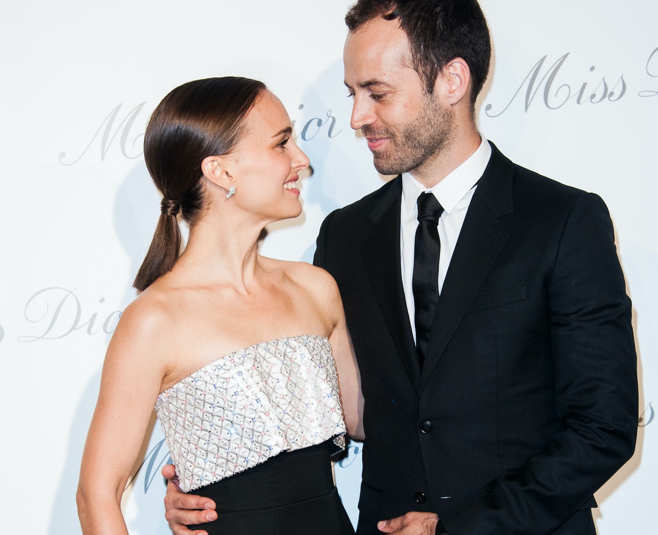 Natalie Portman a Benjamin Millepied na zahájení výstavy Esprit Dior, Miss Dior v Paříži, 2013