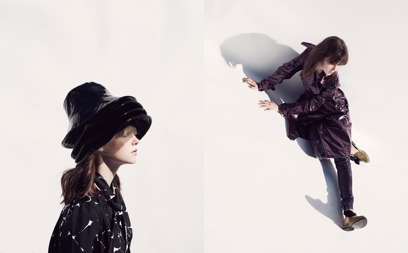 Vlevo: košile, Yves Saint Laurent (prodává Jofré); klobouk, Outsider Division.  Vpravo: kabát, kalhoty, obojí Marc Jacobs (prodává Jofré); boty, Mila Milú.