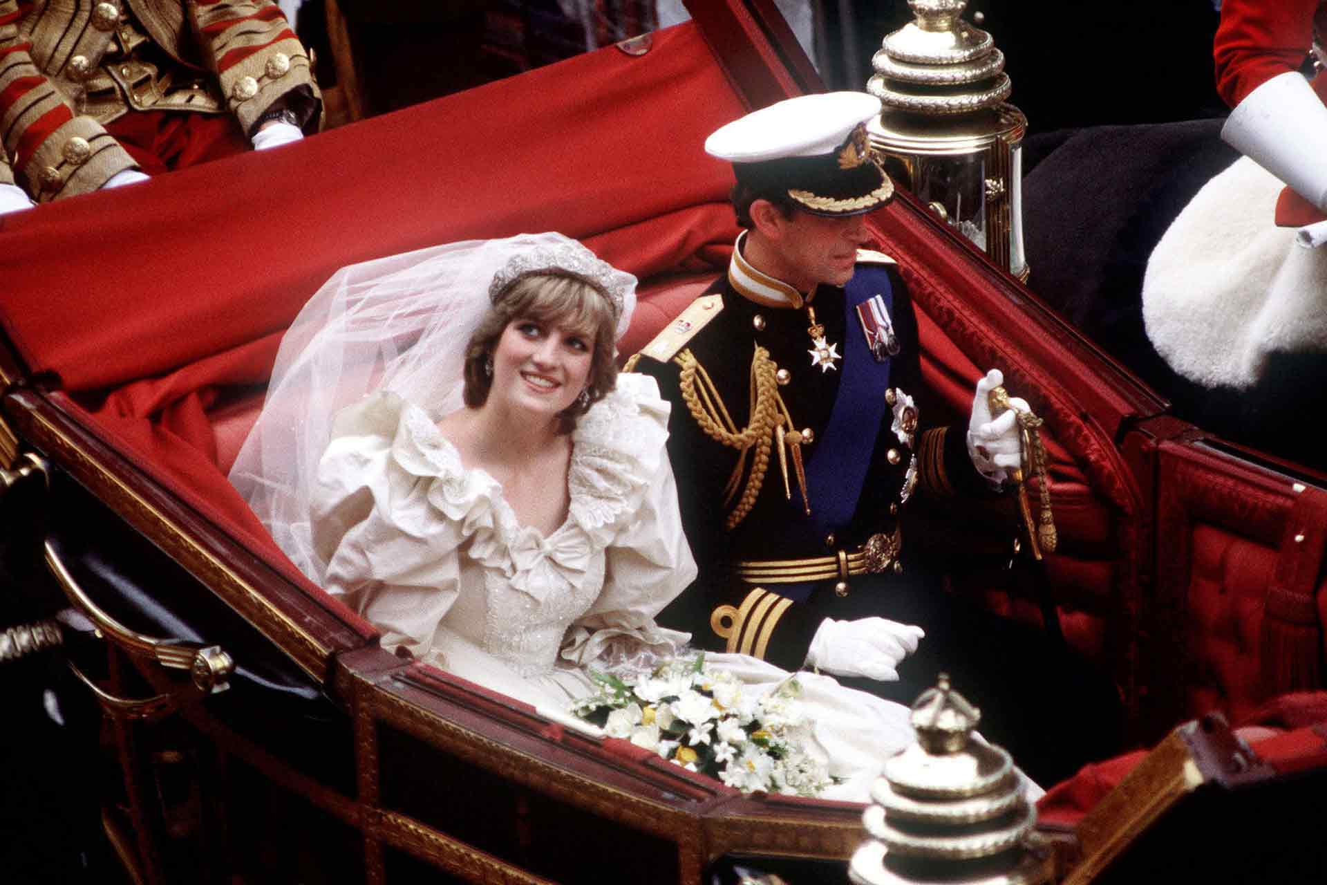Svatba Prince Charlese a Diany Spencer v roce 1981 byla událostí, kterou se zatajeným dechem sledoval celý svět. Tragický příběh oblíbené princezny a aktuálního britského krále se následně stal námětem mnoha uměleckých děl a její šaty ze svatebního dne jsou dodnes snad těmi nejznámějšími vůbec. Jestliže máte odvahu a chuť na dramatickou romantiku, tento vrcholně osmdesátkový model vás zaujme. Autor: Getty Images