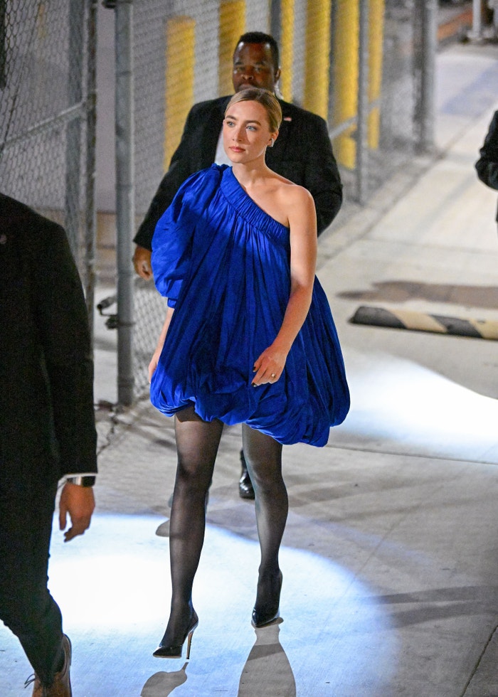 Saoirse Ronan v modrých šatech Louis Vuitton