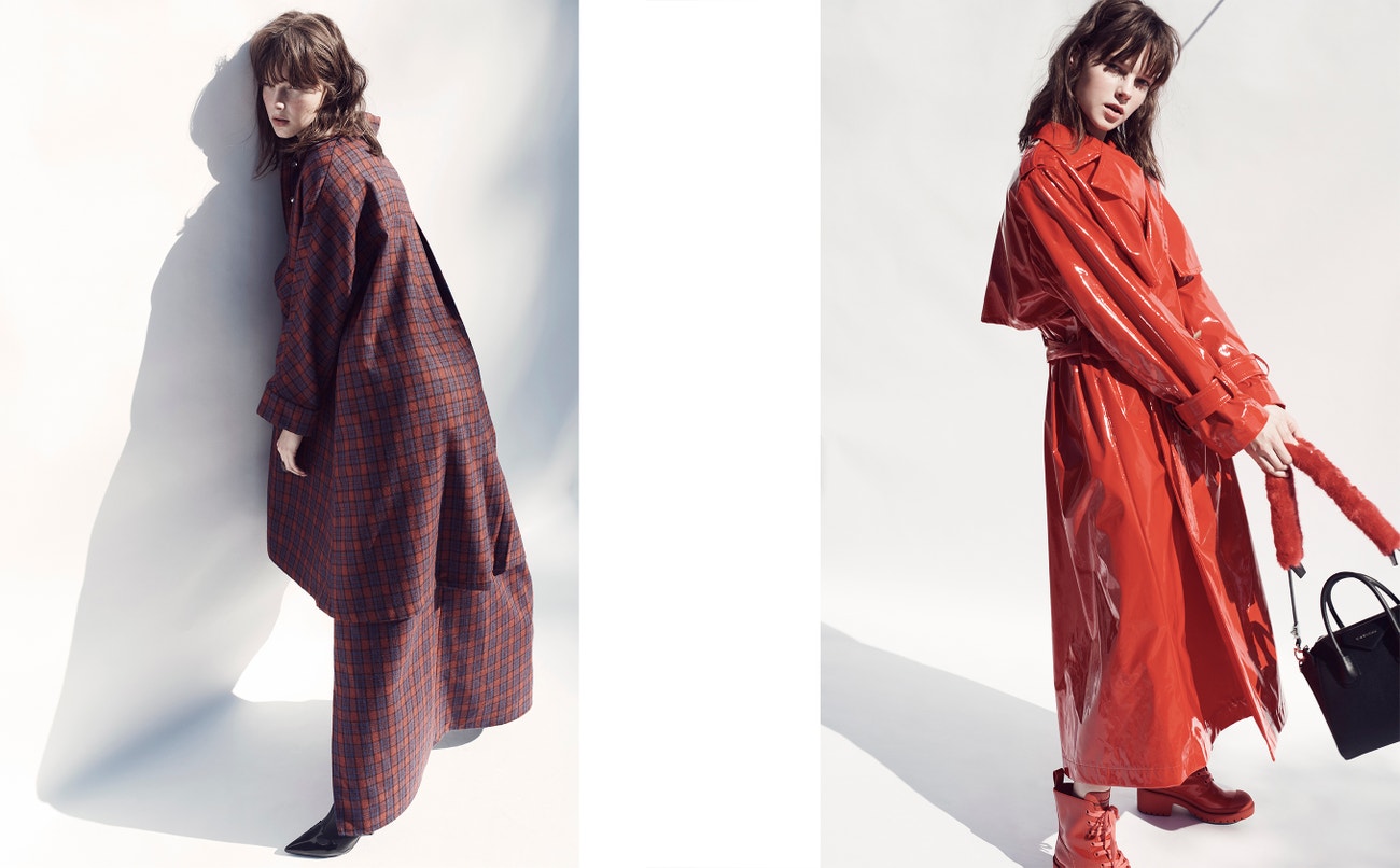 Vlevo: kabát, kalhoty, obojí Maria Roch; prsten, Line Argent; boty, Isabel Marant.  Vpravo: kabát, Vivetta; kabelka, Givenchy; boty, Marc Jacobs (prodává Jofré).