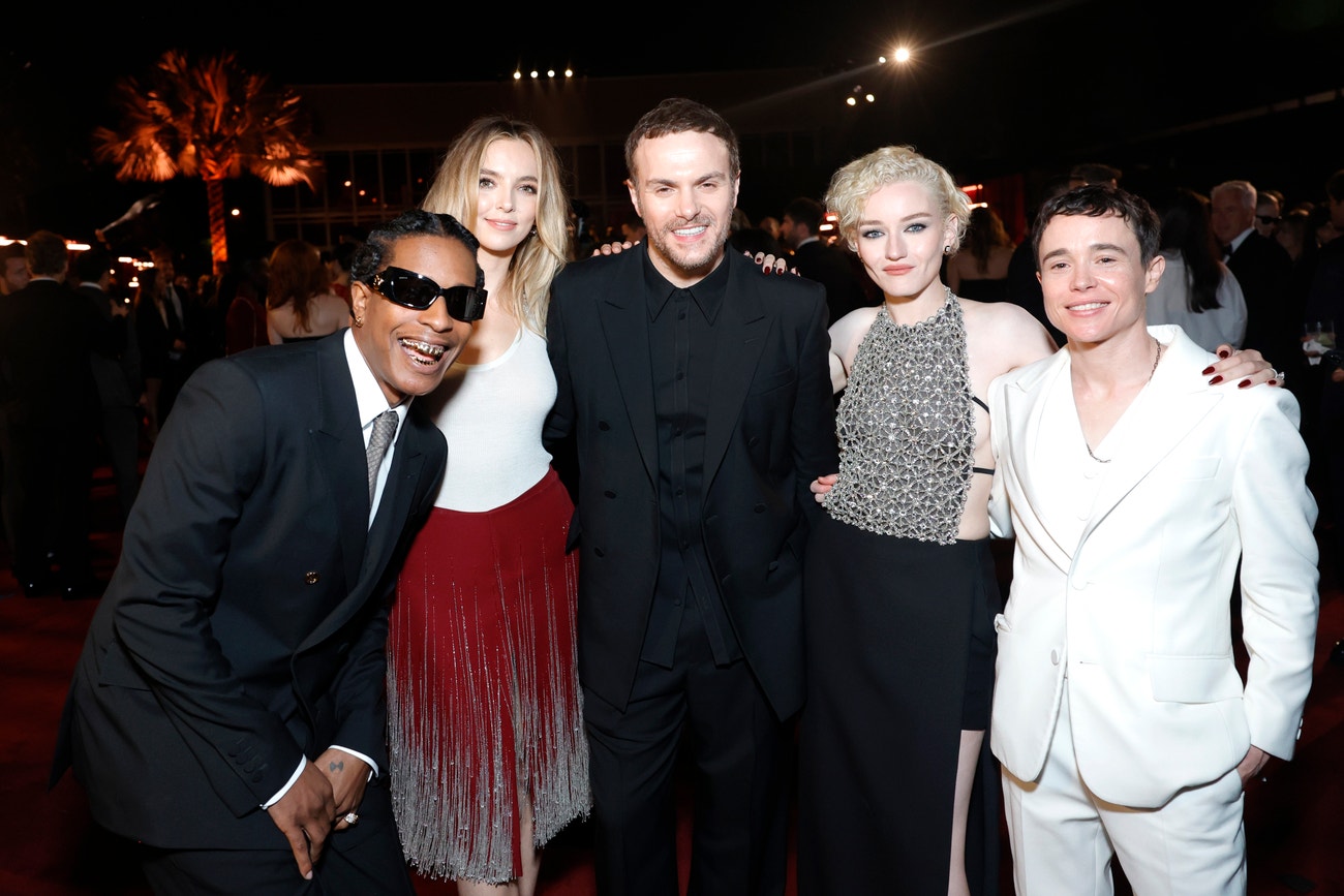 A$AP Rocky, Jodie Comer, kreativní ředitel Gucci Sabato De Sarno, Julia Garner a Elliot Page, všichni v Gucci na galavečeru LACMA Art+Film 2023