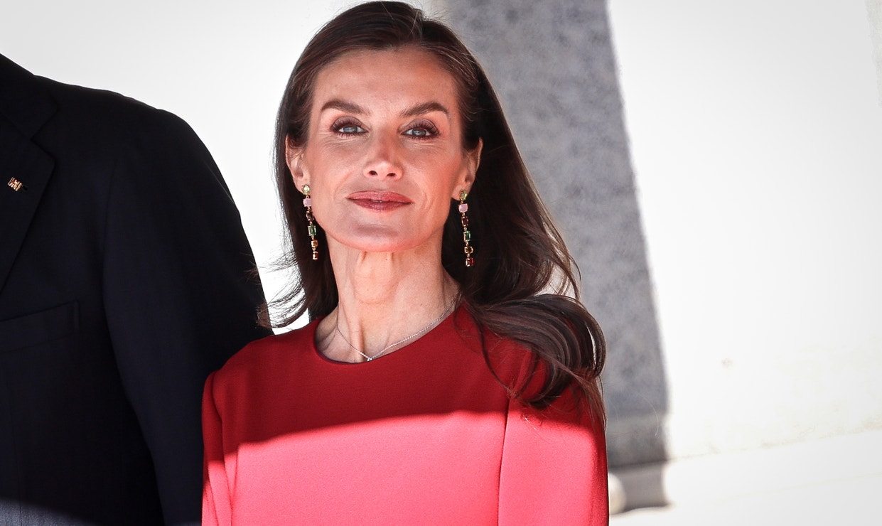 Královna Letizia předvedla vánoční šaty roku 2025, které spojují svatební trendy, business dress code i Vánoce