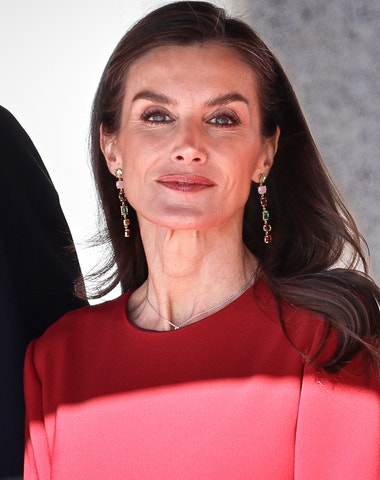 Královna Letizia předvedla vánoční šaty roku 2025, které spojují svatební trendy, business dress code i Vánoce Královna Letizia předvedla vánoční šaty roku 2025, které spojují svatební trendy, business dress code i Vánoce