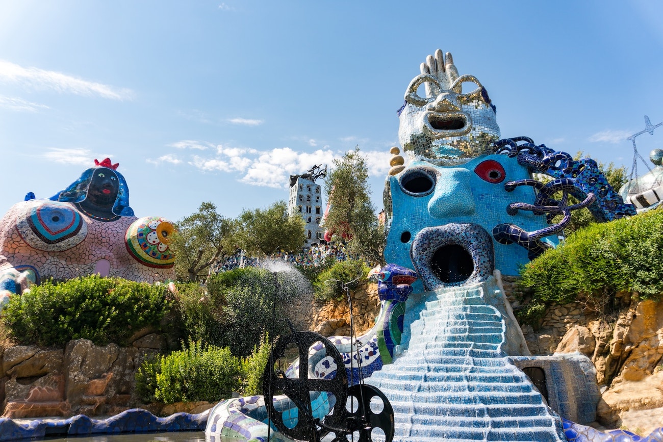 Zahrada s plastikami od Niki de Saint Phalle