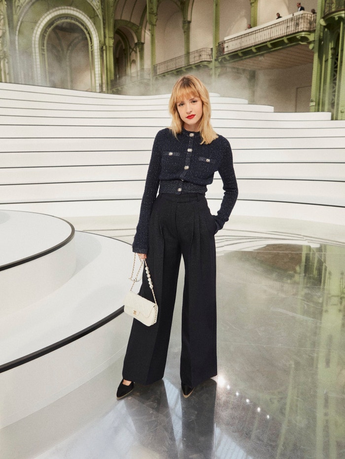 Angèle na přehlídce Chanel podzim–zima 2020/2021        Autor: Chanel