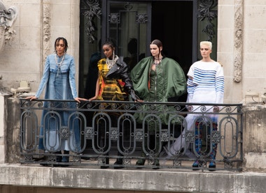 Gaultier podle Sacai: Remix pro módní nadšence a sběratele