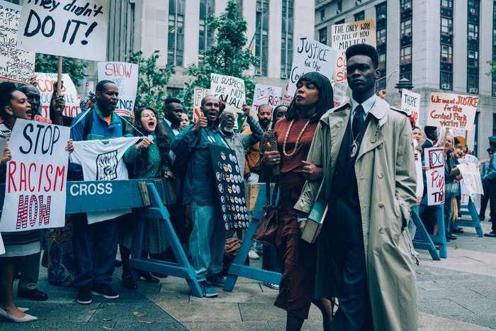 When They See Us: 19. dubna 1989 byla v Central Parku v New Yorku napadena a usmrcena běžkyně. Pět teenagerů (čtyři Afroameričané a jeden Hispánec) ještě té noci obvinili ze zločinu a po dvou soudních jednáních (neprávem) odsoudili. Odvážná dramatizace událostí v podání Avy DuVernay zkoumá rasovou nespravedlnost a doprovází její oscarový dokument 13th. Už měsíc po uvedení inicioval seriál změnu. Po obnoveném soudním jednání tehdejší prokurátorky  Linda Fairstein a Elizabeth Lederer odstoupily z vysokých pozic na Vassar College a Columbia Law School. (právě běží) Autor: Netflix
