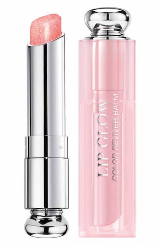 Lehce tónovaný, růžový a textura, na které se snadno buduje závislost. To je ikonický Lip Glow, který přesvědčí každého, že balzám na rty může být hodně cool záležitost a posh doplněk zároveň. Balzám na rty Lip Glow, Dior, prodává Sephora, 1 020 Kč