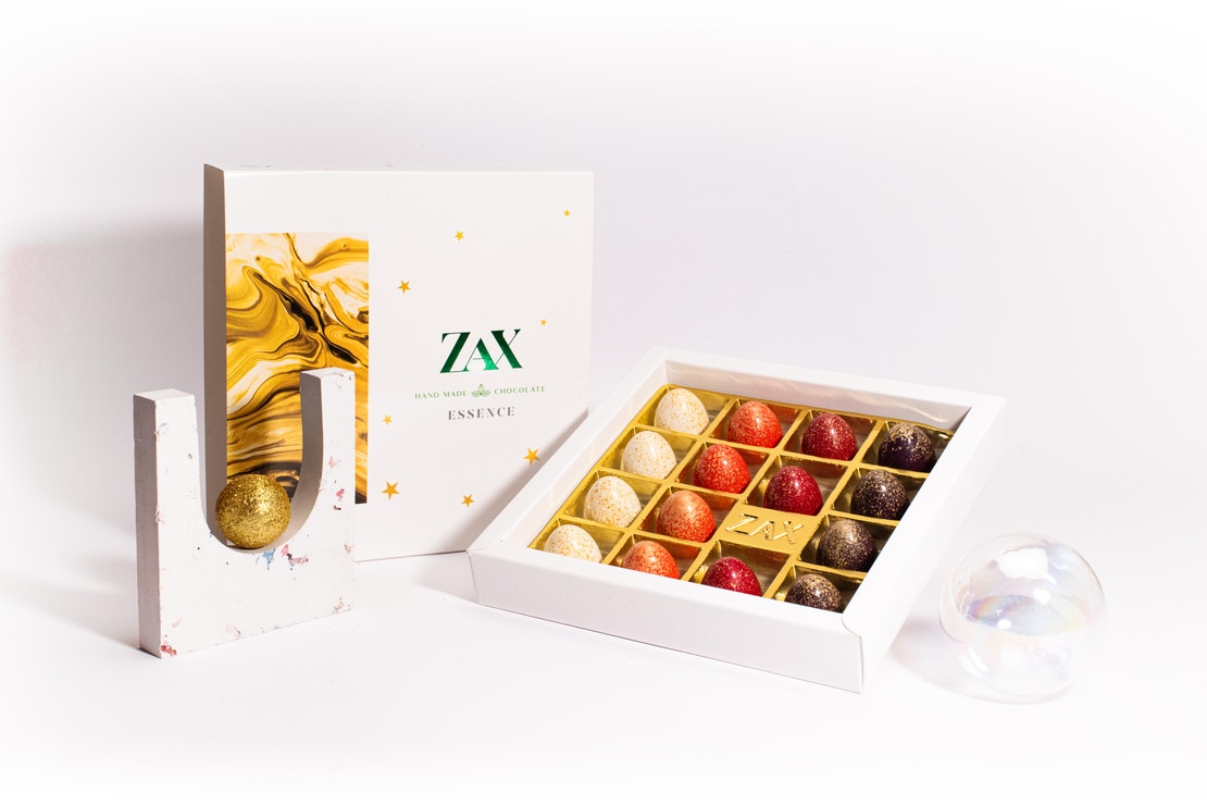Limitovaná kolekce vánočních pralinek z hořké čokolády Valrhona s náplněmi kaštan, pomeranč, hruška a meruňka, ZAX, prodává ZAX Slovakia, 24,90 € #voguepromotion