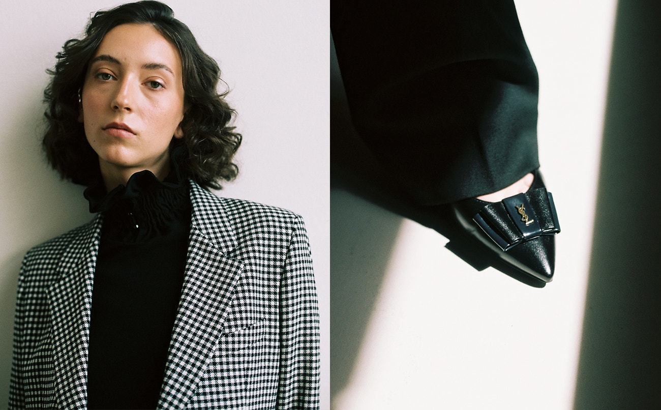 Vlevo: náušnice; MAGDALÉNA ŠŤASTNÍKOVÁ; rolák, TEREZA ROSÁLIE KLADOŠOVÁ; sako, AMI Paris (prodává SPACE).  Vpravo: kalhoty, SURE CURATED; boty, SAINT LAURENT.