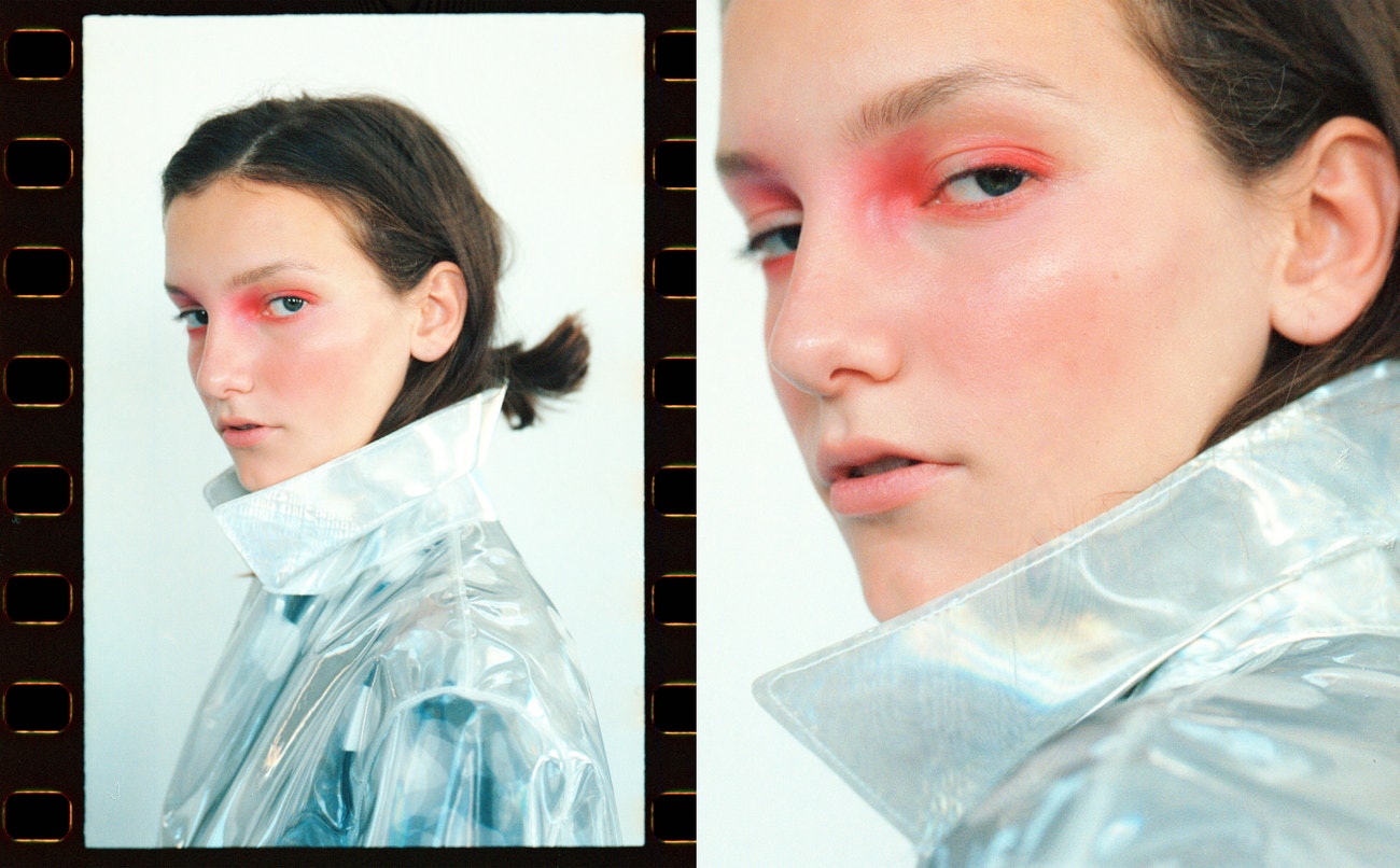 Kabát, MAISON MARGIELA (prodává Obsession); košile, COMME DES GARÇONS (prodává Therapy).  Oči: rtěnka, Bobbi Brown Luxe Matte Lip Color v odstínu Red Carpet.