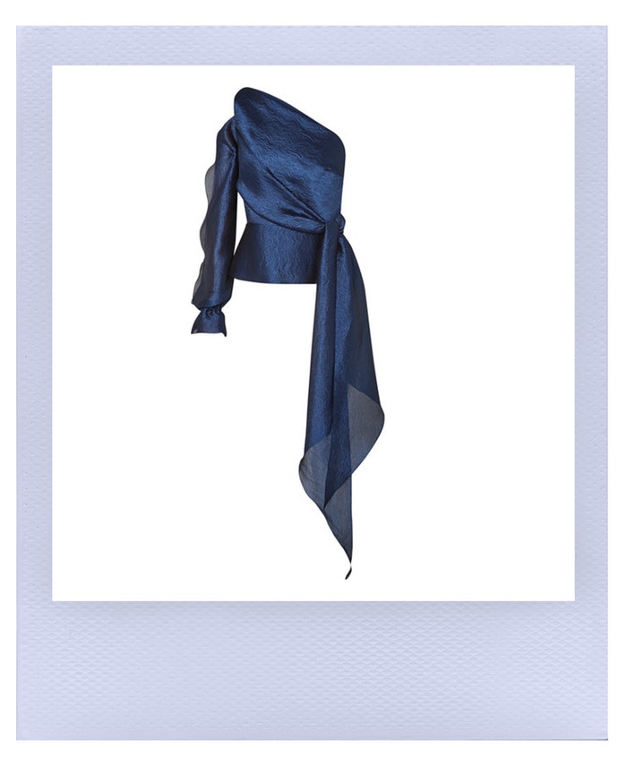 Asymetrický modrý top protkaný stříbřitou nití, Roland Mouret, prodává Net-a-Porter, 1 165 €   Autor: Archiv značky