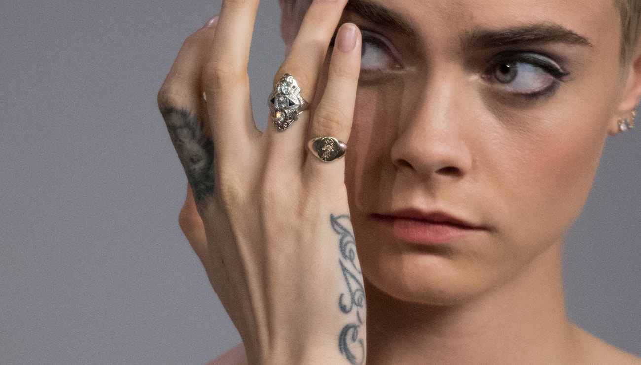 Průvodce trendem mini tetování na prstech, kterému propadají celebrity i nováčci ve světě inku