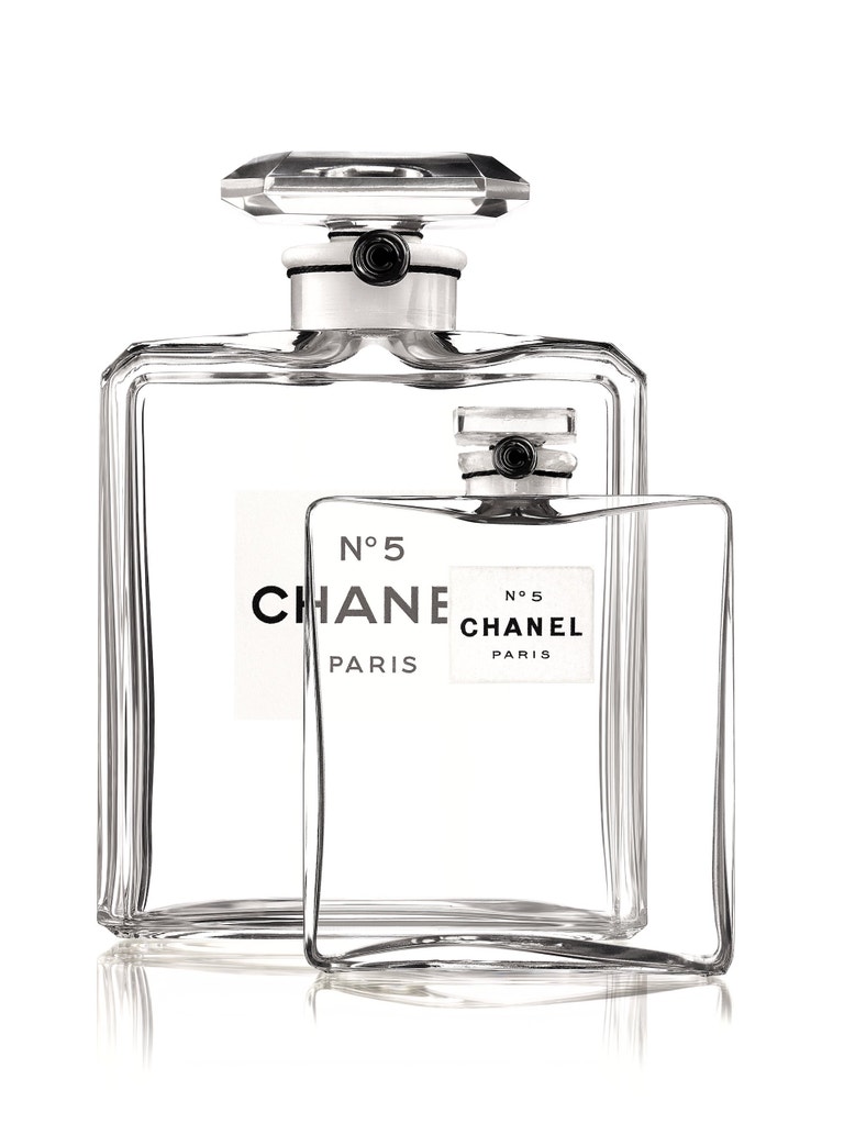 Flakon Chanel No. 5 z roku 1921 a z roku 1924 (v pozadí)