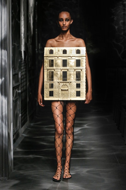 Model z kolekce Dior Haute Couture, podzim/zima 2019/2020, inspirovaný domem na 30 Avenue Montaigne