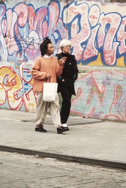 David Bowie jako Andy Warhol a Jeffrey Wright jako Jean-Michel Basquiat ve filmu Basquiat z roku 1996