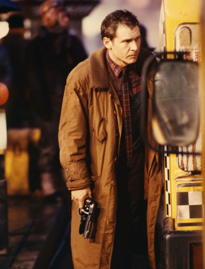 Harrison Ford jako Rick Deckard ve filmu Blade Runner (1982).