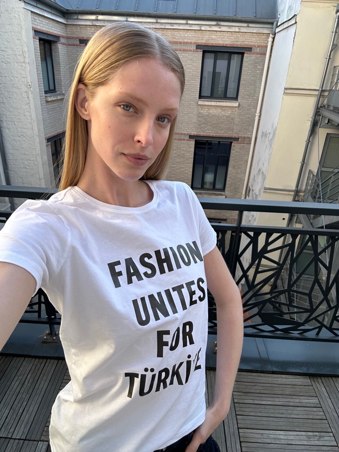Abby Champion s tričkem Fashion Unites for Türkiye