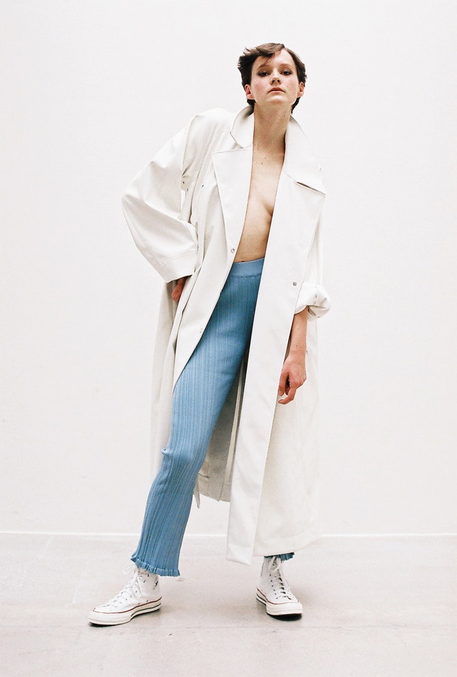 Kabát, 3.1 Phillip Lim, 33 230 Kč, prodává Zalando.cz; kalhoty, Missoni, 11 760 Kč, prodává Zalando.cz; boty, Converse, 2 490 Kč, prodává Converse.cz