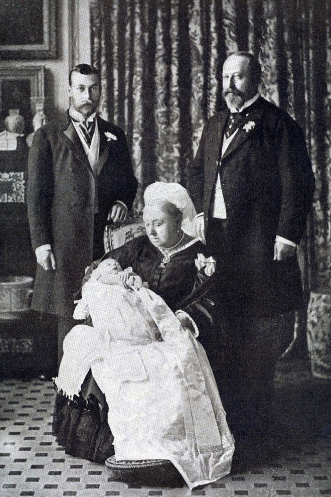  Čtyři generace britských panovníků v roce 1894. Královna Viktorie drží budoucího krále Eduarda VIII. a po jejím boku stojí její syn Eduard VII. a vnuk Jiří V.
