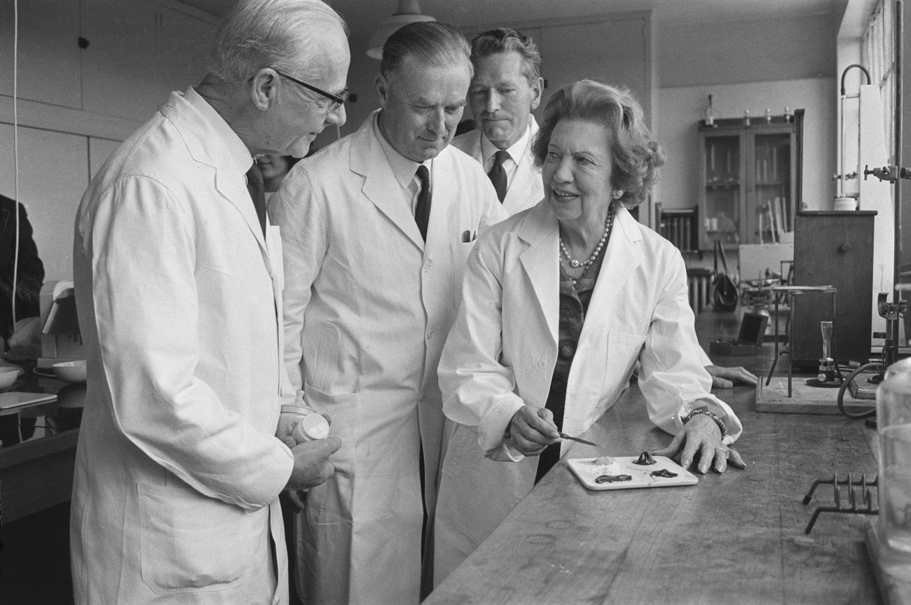 Elizabeth Arden v kosmetické laboratoři, srpen 1965