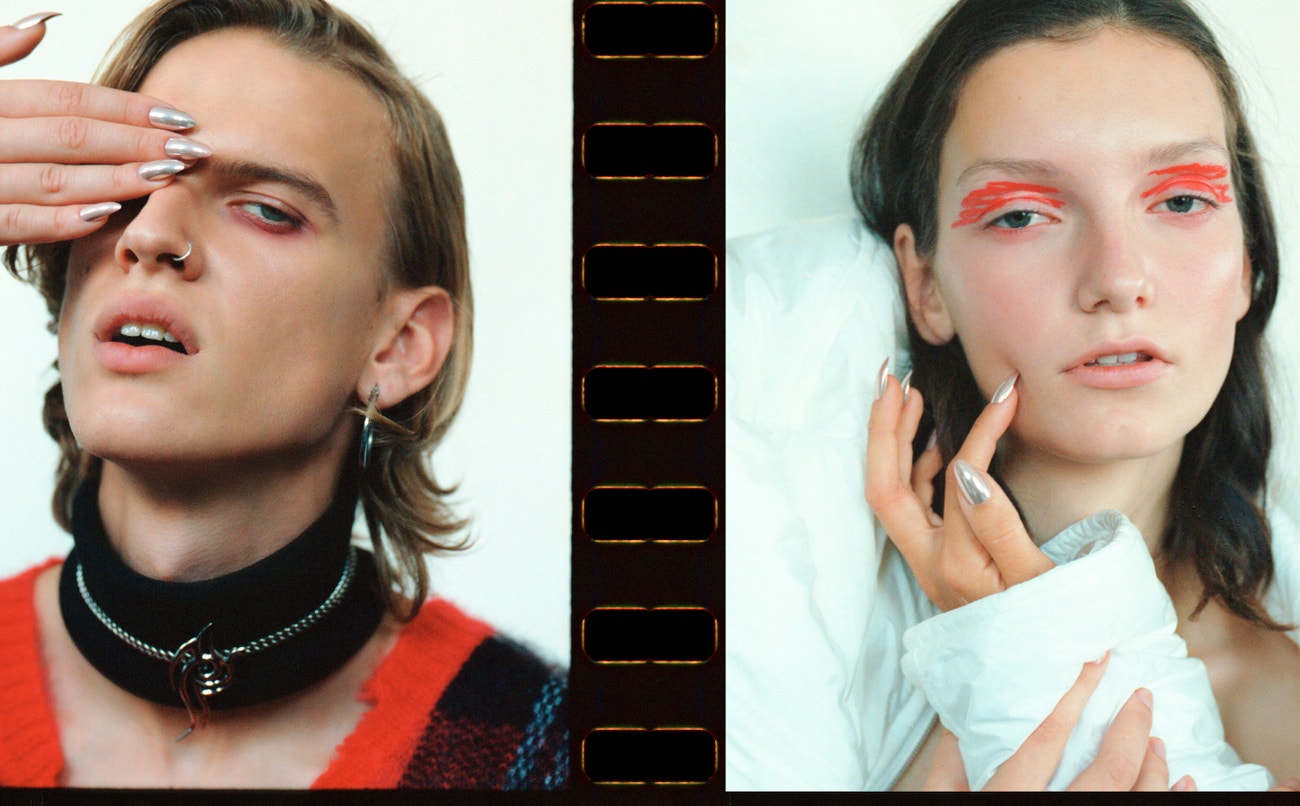 Vlevo: svetr, ALEXANDER McQUEEN (prodává The Brands); náhrdelník, DIOR HOMME (prodává The Brands); rolák, FREIER (prodává Drobne store & atelier).  Adam: rtěnka, Dior Addict lipstick v odstínu Hollywood Red.  Vpravo: bunda, PRADA.  Nikol: rtěnka, Fenty Beauty Stunna lip paint v odstínu Uncensored.