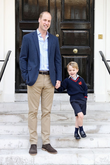 Princ William a princ George v Kensingtonském paláci krátce před tím, než Goerge vyrazil poprvé do školy Thomas's Battersea, září 2017