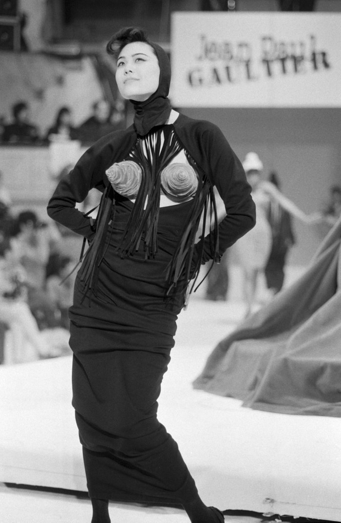 Jean Paul Gaultier, AW84: Muži v kiltech a Madonna ve špičaté podprsence. K tomu není co dodat. Autor: Getty Images