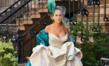 Carrie Bradshaw a její svatební šaty od Vivienne Westwood opět na scéně