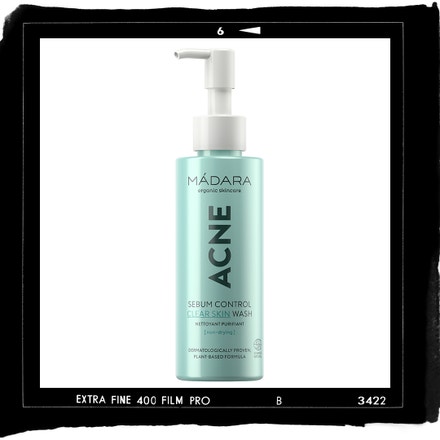 Mycí gel Acne Sebum Control, MÁDARA, prodává IMK Organics, 469 Kč